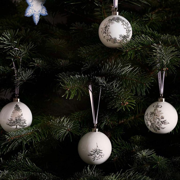 Wedgwood Fine Bone China Bauble – Mistletoe