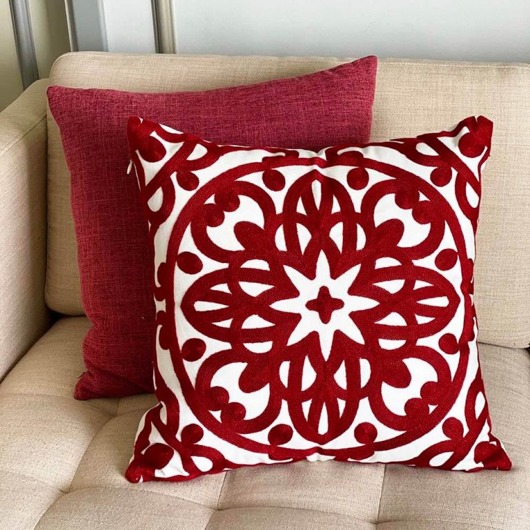 Vỏ gối trang trí thêu hoạ tiết Mandala màu đỏ burgundy