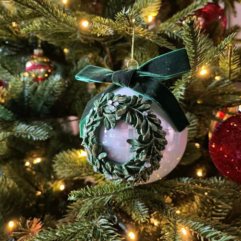 Large Glass Ball with Wreath & Pearls – 10cm