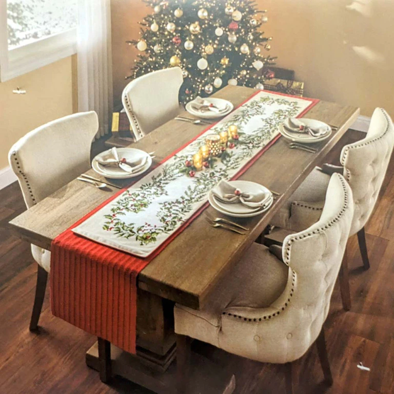 Set of 2 Red Table Runners with Mistletoe Garland Print – Rachel Zoe