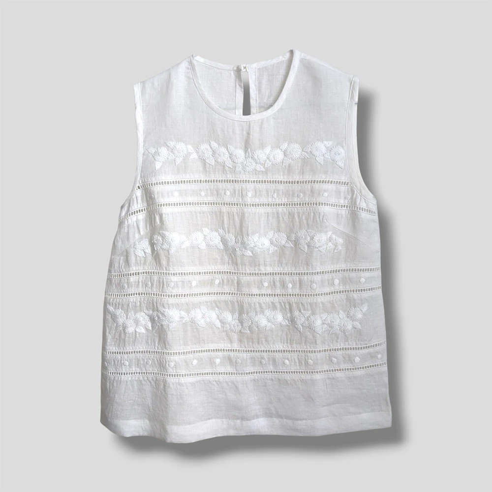 White Linen Blouse with Small Daisy Embroidery – La Maison Chouette