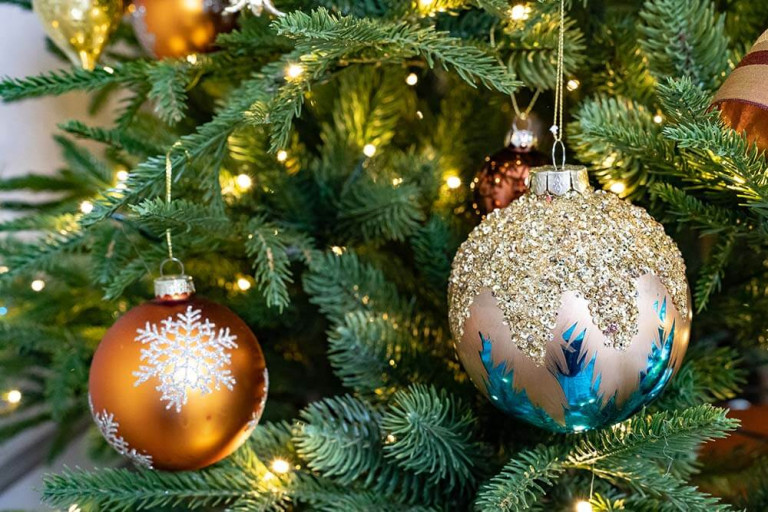 Pavo Christmas Decor Theme