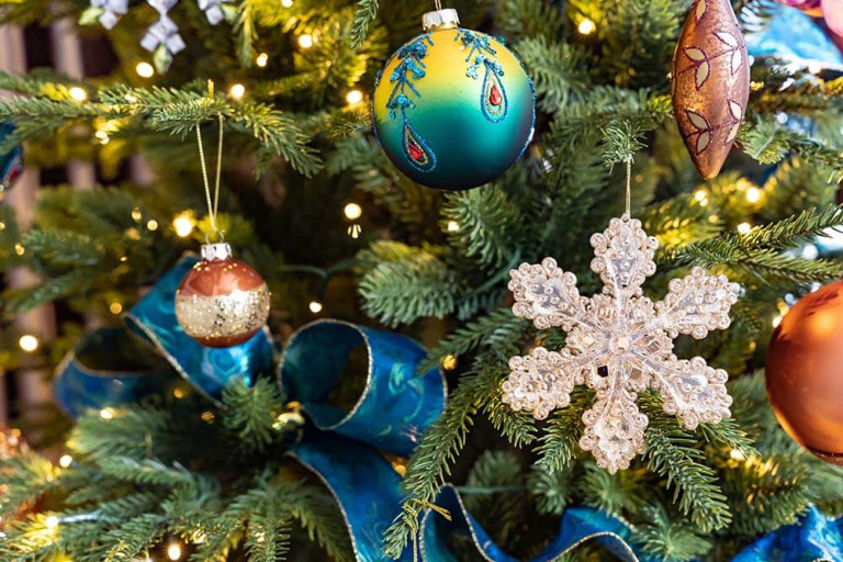 Pavo Christmas Decor Theme
