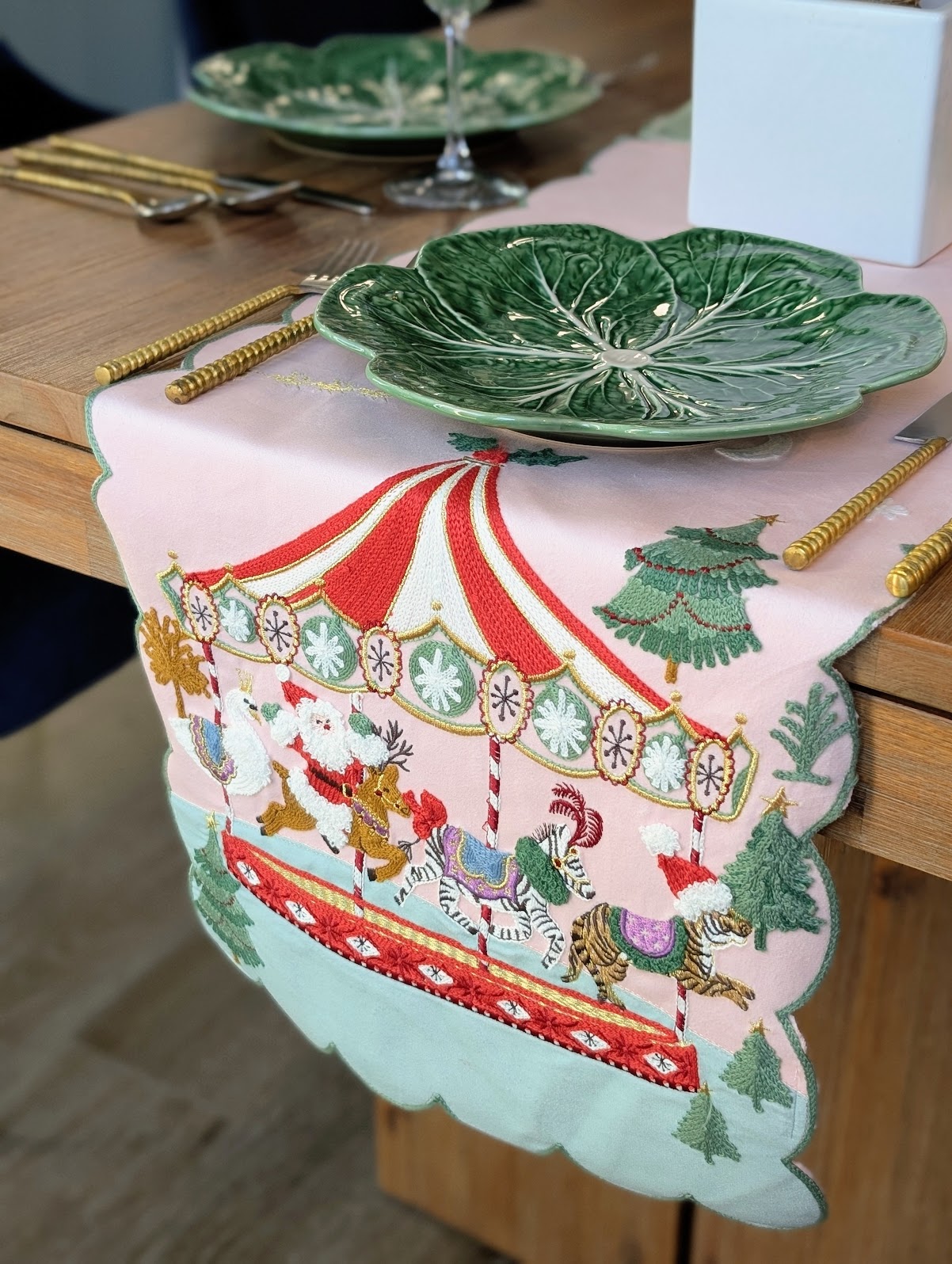 Tbrn Velvetemb Carousel E Tbrn Velvetemb Carousel E