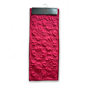 TBRN-TAHARIHOME-REDVELVETPOINS Red Velvet Poinsettia Quilt Pattern Table Runner – Tahari Home