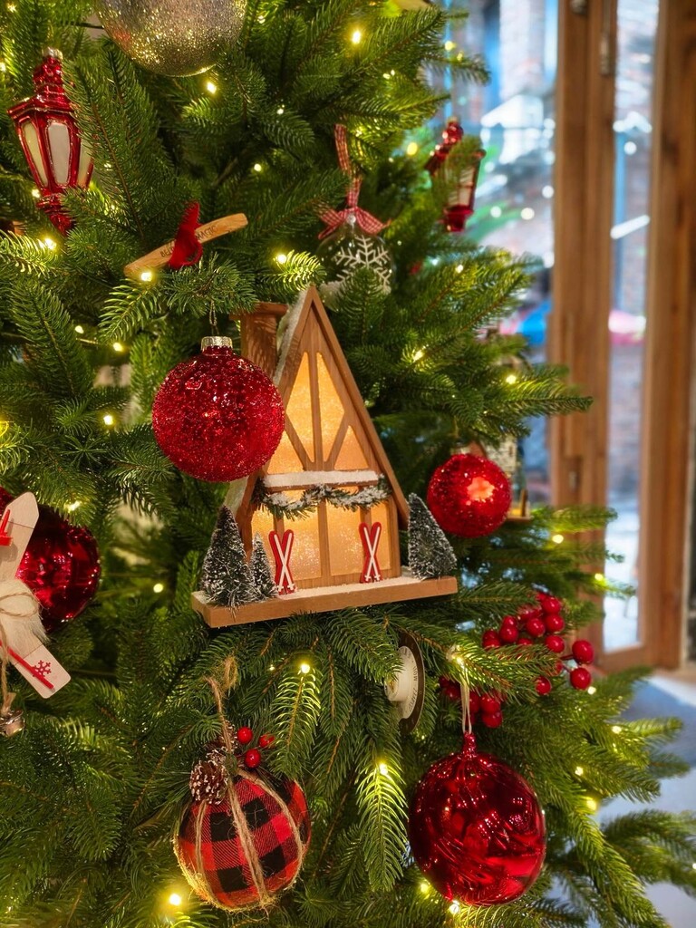 Nha Go Chu A Va Qua Chau Do Kim Tuyen Tren Cay Thong Noel Cabin In The Woods Nha Go Chu A Va Qua Chau Do Kim Tuyen Tren Cay Thong Noel Cabin In The Woods